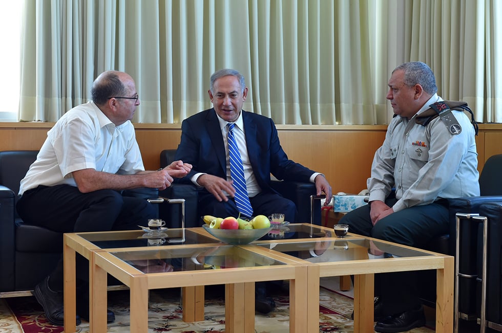 איזנקוט כרמטכ"ל עם נתניהו ויעלון, אז שר הביטחון, ביום העצמאות ב-2016