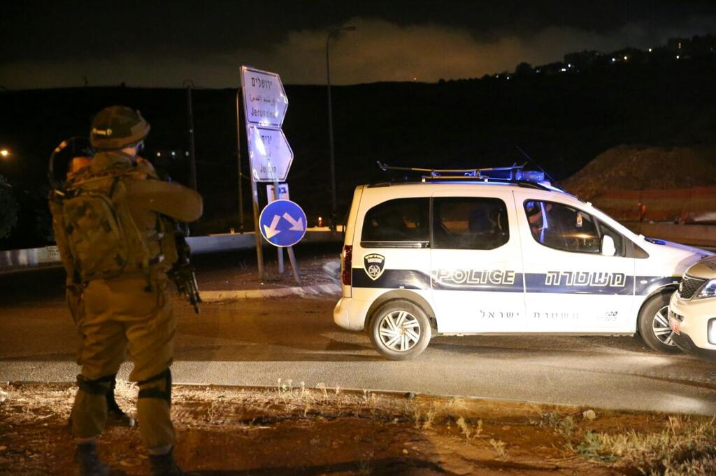Archive: Israeli soldier standing near Hizma checkpoint following a Palestinian firebomb attack, May 10, 2016 (Photo: TPS) Archive: Israeli soldier standing near Hizma checkpoint following a Palestinian firebomb attack, May 10, 2016