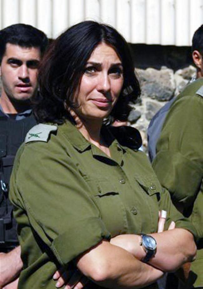 וככה היא נראית על מדים. רגב כדוברת צה"ל (צילום: ניב קלדרון) וככה היא נראית על מדים. רגב כדוברת צה"ל