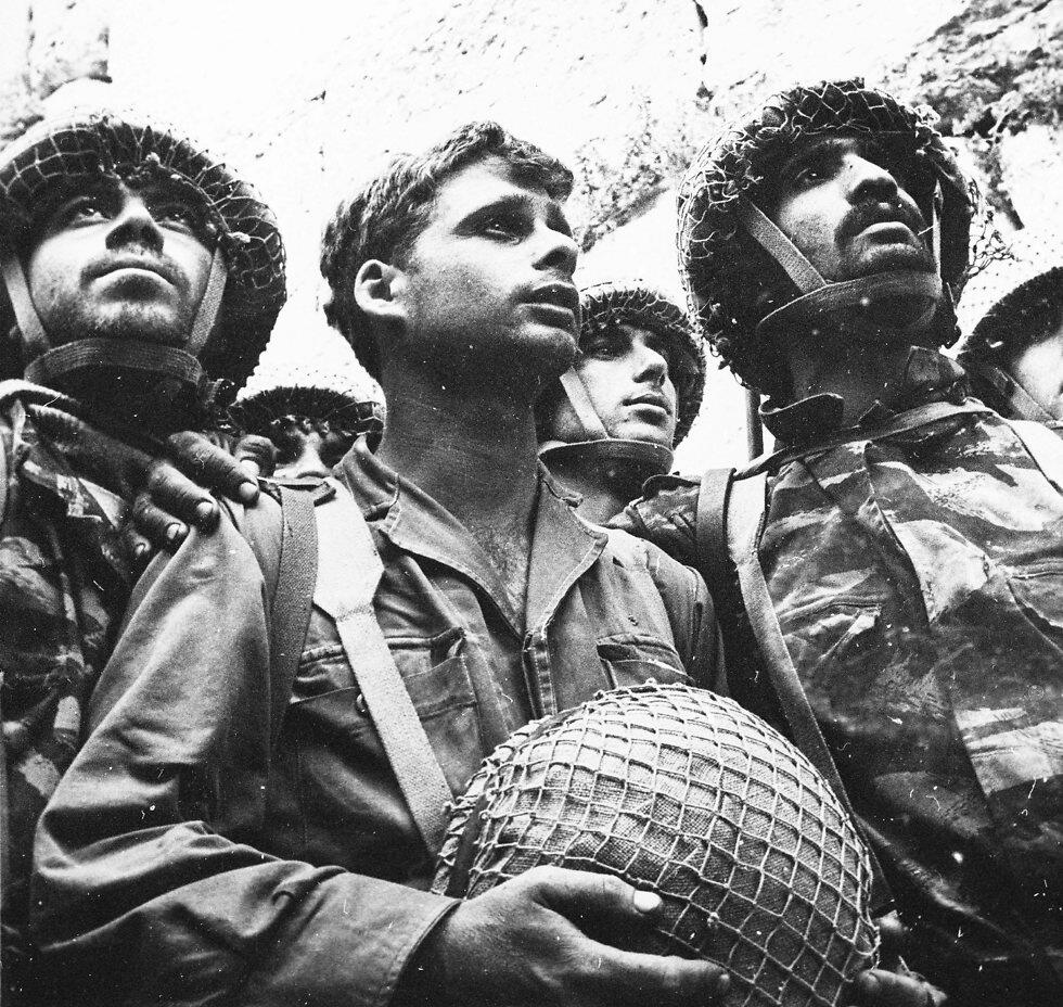 תמונת הכותל המפורסמת עם יצחק יפעת ז''ל