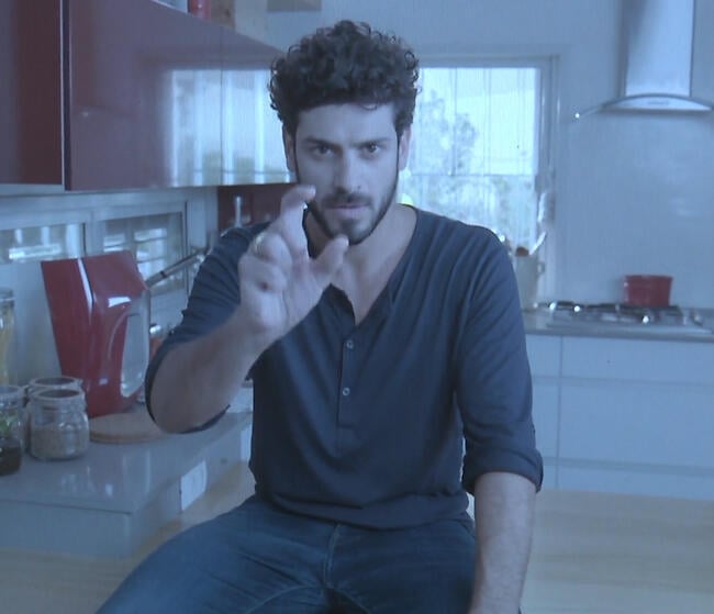 זה רק הגודל של הכוס קפה (צילום מסך) זה רק הגודל של הכוס קפה