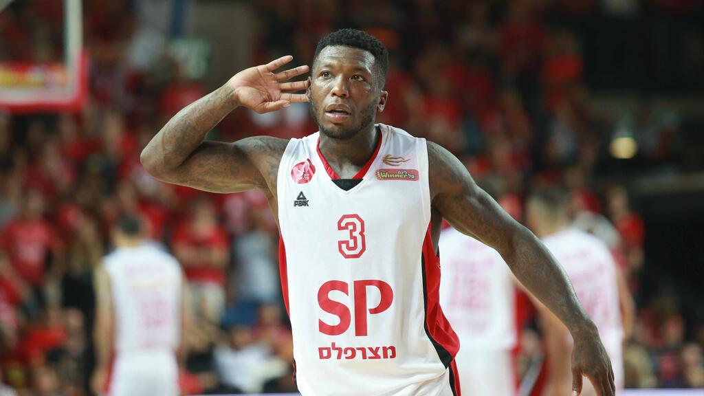 "הטיפול עוזר לי מאוד ובזכותו אני חי". רובינסון במדי הפועל ת"א