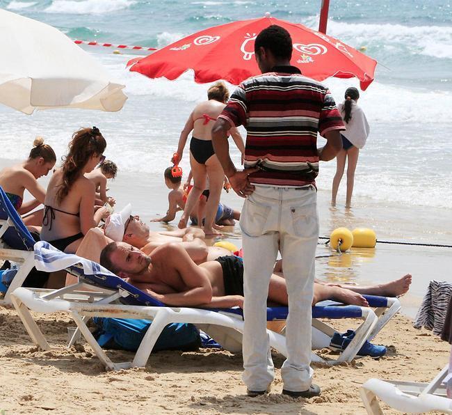 בוקר טוב, לא שילמתם על הכיסאות (צילום: מוטי לבטון) בוקר טוב, לא שילמתם על הכיסאות