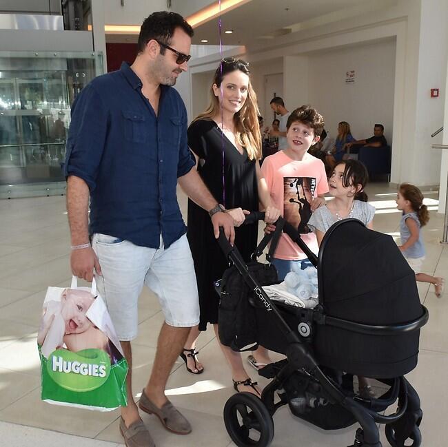 אז בגלל זה לא באתם לארוחת חג? מלי לוי ושמעון גרשון משתחררים מבית החולים עם הבייבי