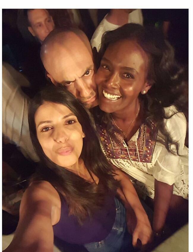 החיוך הזה אומר הכל. טהוניה רובל עם החבר שחר כחלון ועוד חברה