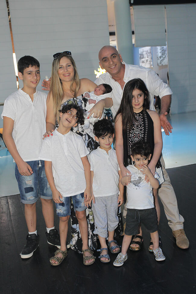 בהרכב משפחתי כמעט מלא
