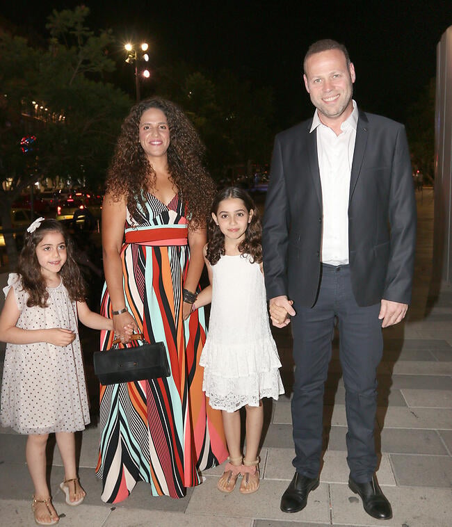 דייט משפחתי. אדיר מילר עם אשתו שלי והבנות הילי ומיילי