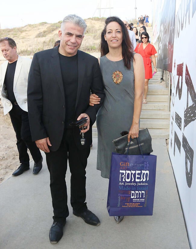 מה גם היית רב וגם הבאתם מתנה? יאיר לפיד וליהיא לפיד