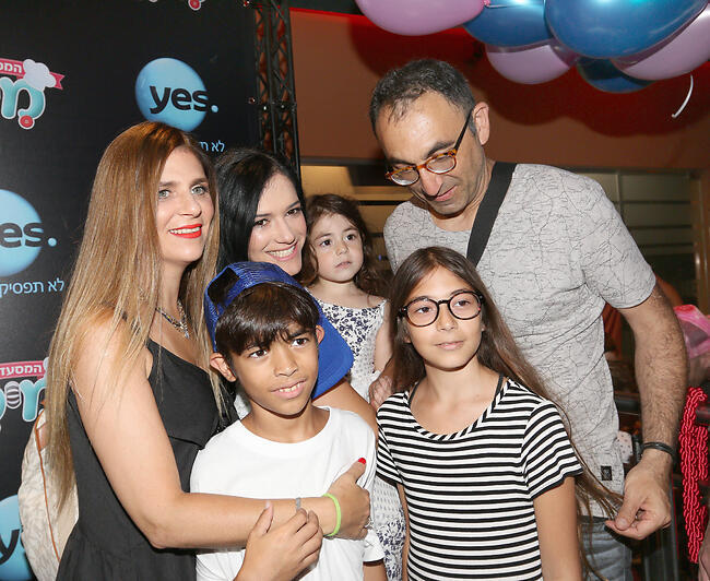 אז מה מגיעים באוטובוס? ישראל וסורלה קטורזה עם חלק מהילדים (צילום: ענת מוסברג) אז מה מגיעים באוטובוס? ישראל וסורלה קטורזה עם חלק מהילדים