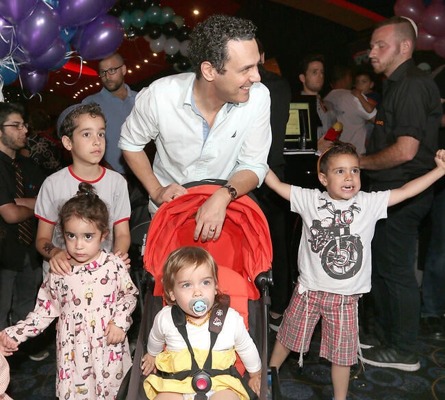 אבא אמר להרים ידיים? עודד מנשה עם ילדיו: אוריה, ישי, אביגיל ותמרי (צילום: ענת מוסברג) אבא אמר להרים ידיים? עודד מנשה עם ילדיו: אוריה, ישי, אביגיל ותמרי