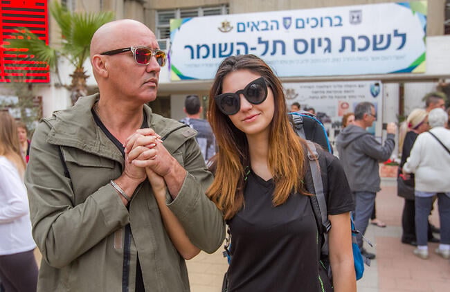"אני מחזיק לך אצבעות שלא יהיו יותר מדי שמירות לילה" (צילום: עידו ארז) "אני מחזיק לך אצבעות שלא יהיו יותר מדי שמירות לילה"