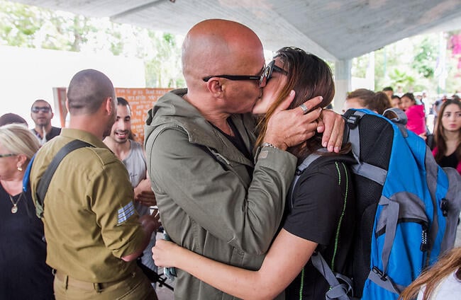 מעיין ובן זוגה ביום הגיוס לצה"ל (צילום: עידו ארז) מעיין ובן זוגה ביום הגיוס לצה"ל