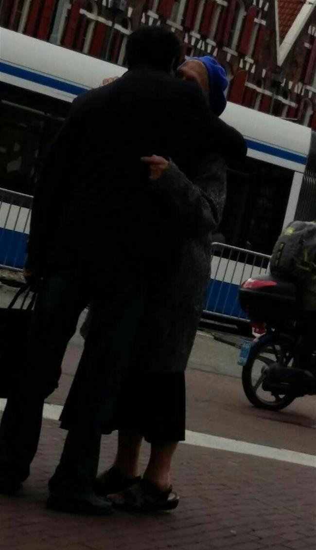 אוי רגע תסתיר אותי, זו השכנה המעצבנת מלמטה (צילום: נשמות טובות) אוי רגע תסתיר אותי, זו השכנה המעצבנת מלמטה