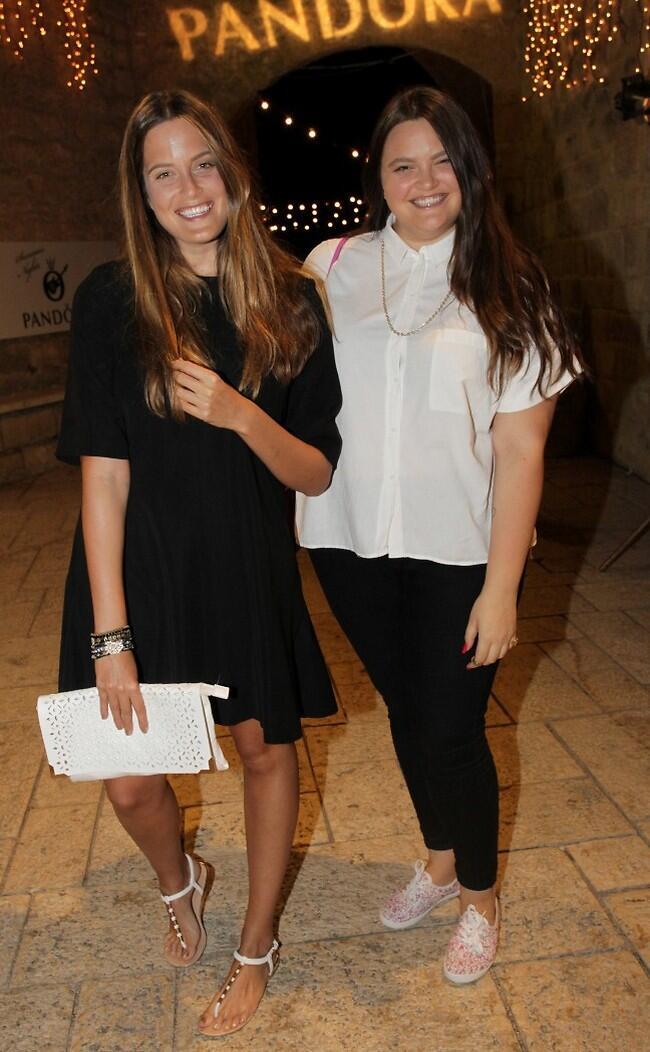 אחיות או לא להיות. עדי ודפנה שילון (צילום: רפי דלויה) אחיות או לא להיות. עדי ודפנה שילון