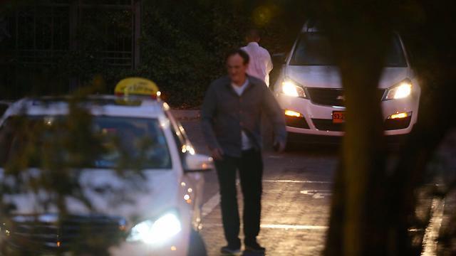 מתפלל שזו לא מונית הכסף (צילום: גיל יוחנן) מתפלל שזו לא מונית הכסף