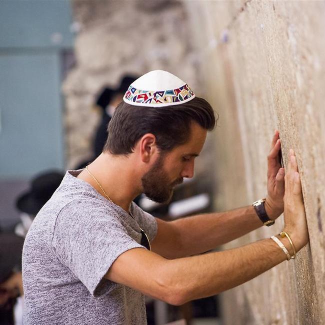 מה הוא מבקש שם? (צילום: דניאל אליאור) מה הוא מבקש שם?