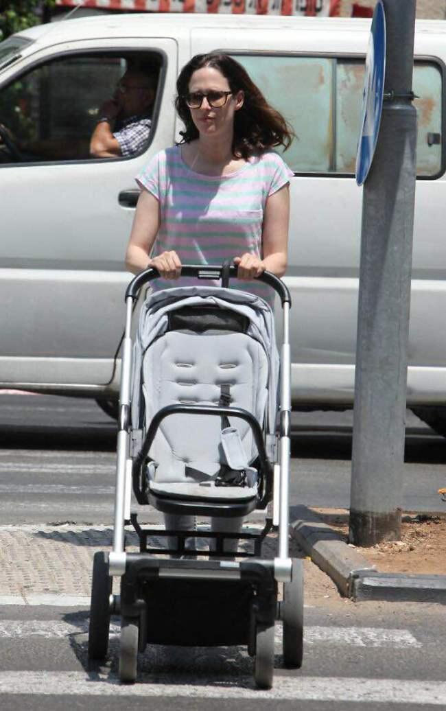 יכולה לתת לנו טרמפ? יונית לוי בקז'ואל