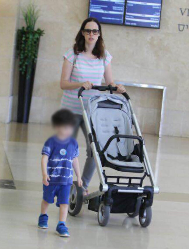 אבא בא לאסוף אותנו עם המונית? 