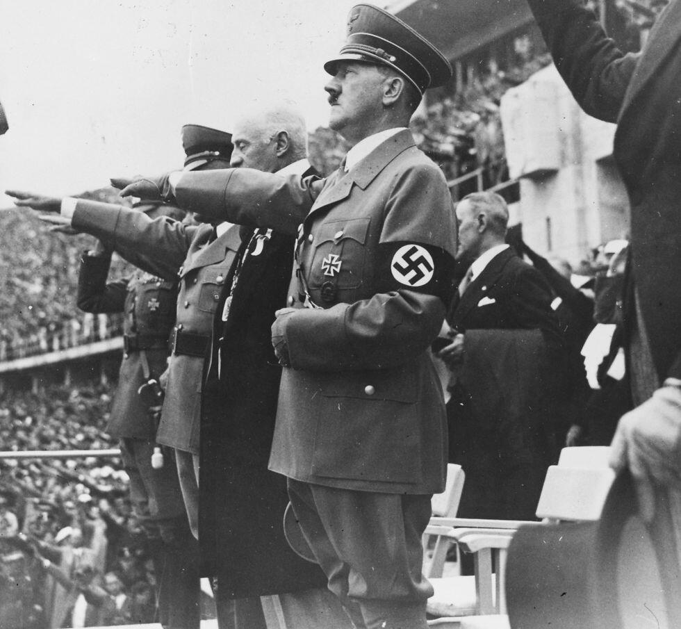 היטלר באצטדיון האולימפי (צילום: getty images) היטלר באצטדיון האולימפי