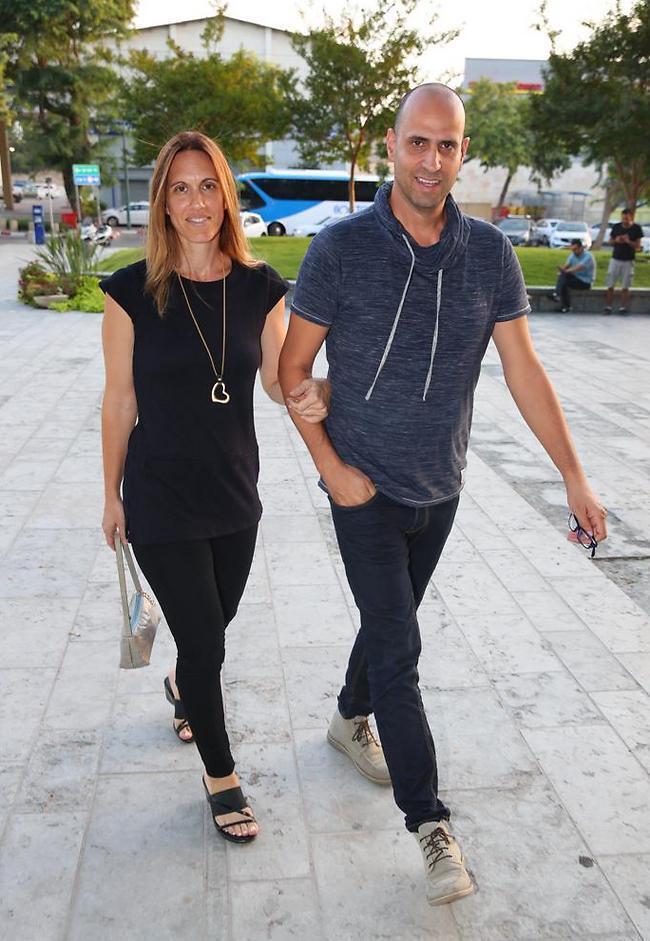 הגעתם מוקדם, אה? ליאור כלפון וזוגתו (צילום: אלירן אבטל) הגעתם מוקדם, אה? ליאור כלפון וזוגתו