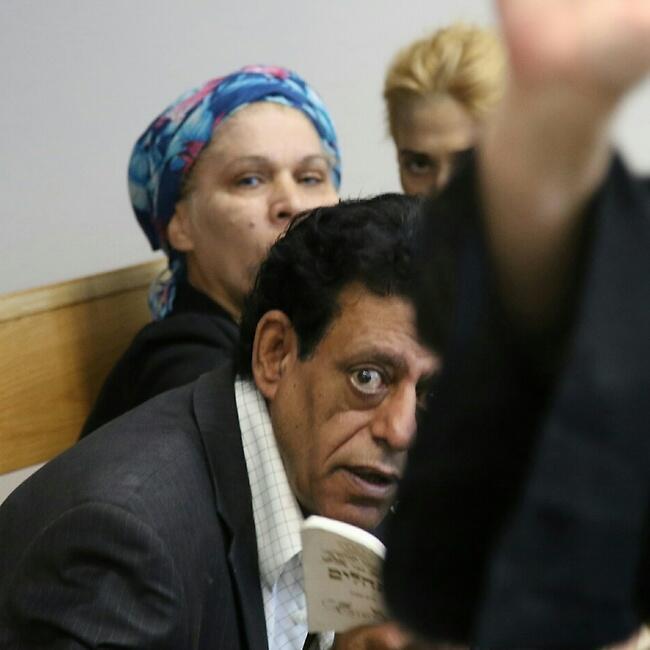 על הספסל בבית המשפט. שימי תבורי יהודית באומן והבת המדוברת (צילום: אבי מועלם) על הספסל בבית המשפט. שימי תבורי יהודית באומן והבת המדוברת