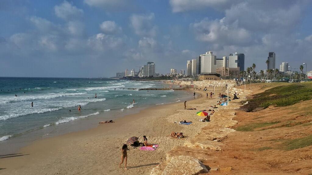 היום תורגש התחממות ויהיה בהיר עד מעונן חלקית. חוף הים ביפו (צילום: אסף מגל) היום תורגש התחממות ויהיה בהיר עד מעונן חלקית. חוף הים ביפו