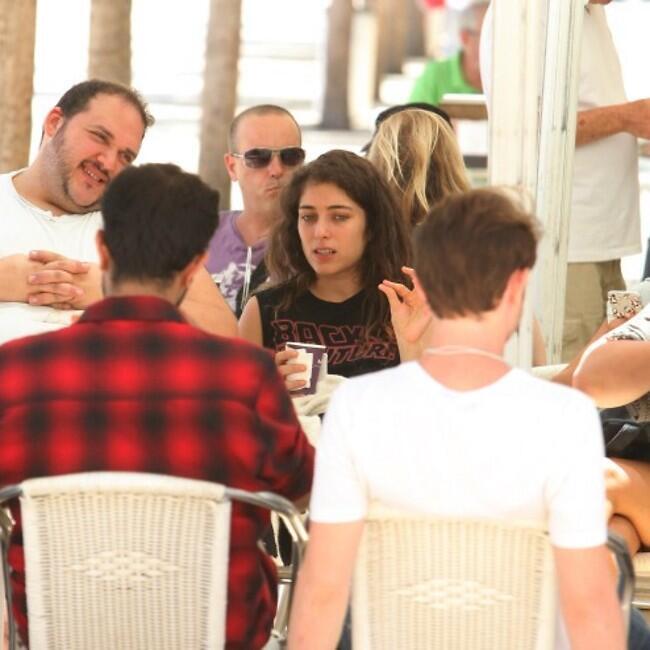 אני עדיין בהלם שזו לא הייתה מאדי על הבמה בהופעה של סיה. רוני דלומי (צילום: מוטי לבטון) אני עדיין בהלם שזו לא הייתה מאדי על הבמה בהופעה של סיה. רוני דלומי
