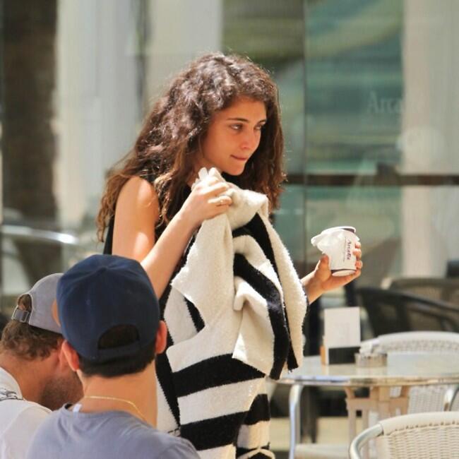 חייבת סוודר, אתם מקפיאים אותי בפנים. דלומי (צילום: מוטי לבטון) חייבת סוודר, אתם מקפיאים אותי בפנים. דלומי