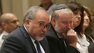 מנדלבליט וליברמן. היועמ"ש מונע את הסנקציות של שר הביטחון
