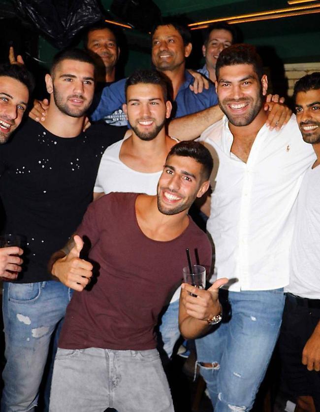ועפים על החיים. אורי ששון עם החברים