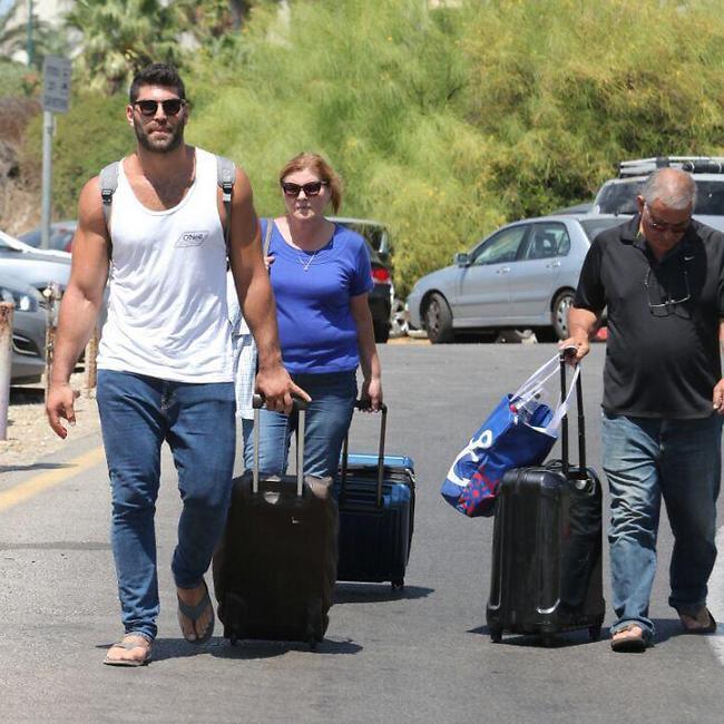 בדרך לאילת עוצרים לפפראצי. אורי ששון עם ההורים איציק וורדה (צילום: מוטי לבטון) בדרך לאילת עוצרים לפפראצי. אורי ששון עם ההורים איציק וורדה