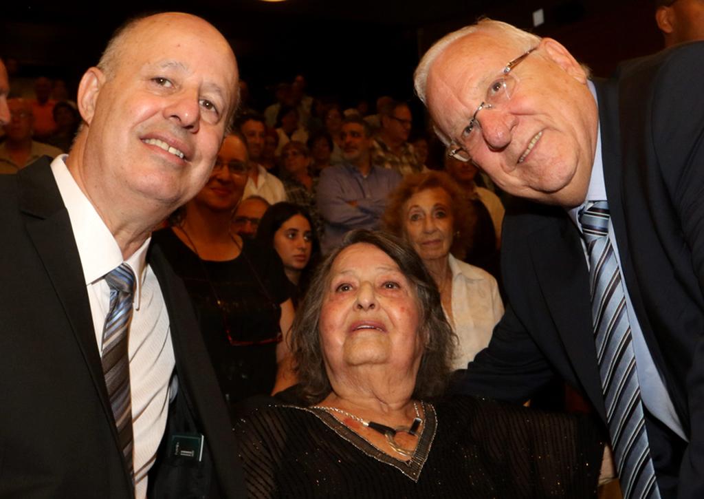 Geula Cohen with her son, Tzachi Hanegbi, and President Reuven Rivlin, on her 90th birthday 