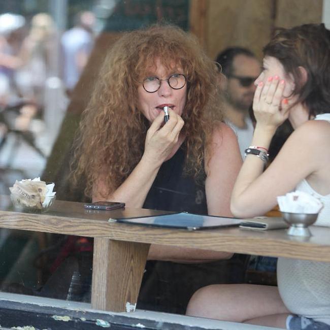 תן רגע למרוח אודם. גלרון (צילום: מוטי לבטון) תן רגע למרוח אודם. גלרון