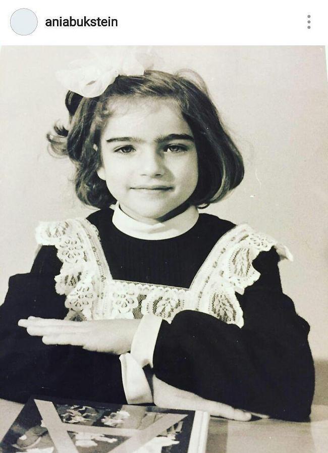 אניה בוקשטיין מאחלת לכם בהצלחה לתחילת השנה ומקווה בשבילכם שאין לכם תלבושת אחידה (צילום מסך אינסטגרם) אניה בוקשטיין מאחלת לכם בהצלחה לתחילת השנה ומקווה בשבילכם שאין לכם תלבושת אחידה