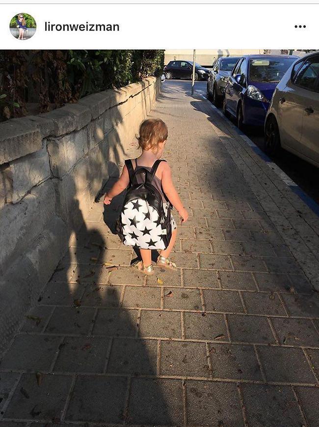 נראה לנו שהתיק קצת גדול על קרני הקטנה של לירון ויצמן (צילום מסך אינסטגרם) נראה לנו שהתיק קצת גדול על קרני הקטנה של לירון ויצמן