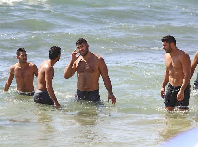 יואו, שכחתי לשים קרם הגנה על הגב. חושב שמישהי תסכים לעזור?