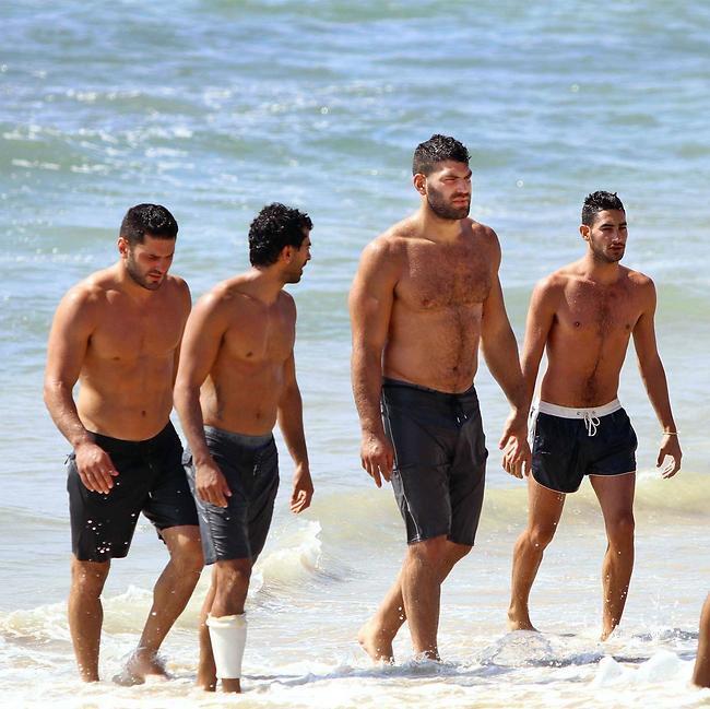 חושבים שאורי חתיך? תראו את אחיו אלון (הראשון משמאל). מה זה הגנים האלו?
