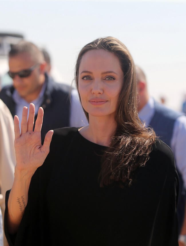 שלום גם לך. אנג'לינה ג'ולי שומרת חוק (gettyimages) שלום גם לך. אנג'לינה ג'ולי שומרת חוק