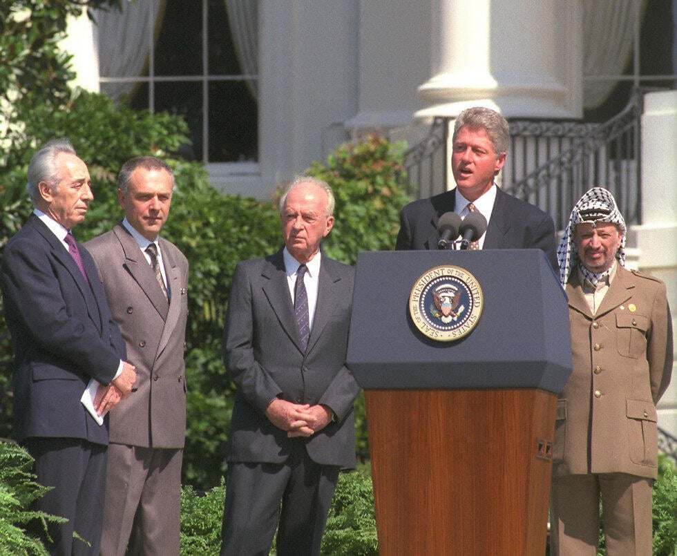 Yitzhak Rabin, Shimon Peres, Bill Clinton and Yasser Arafat during signing of the Oslo Accords (Photo: Avi Ohayon/GPO ) Yitzhak Rabin, Shimon Peres, Bill Clinton and Yasser Arafat during signing of the Oslo Accords