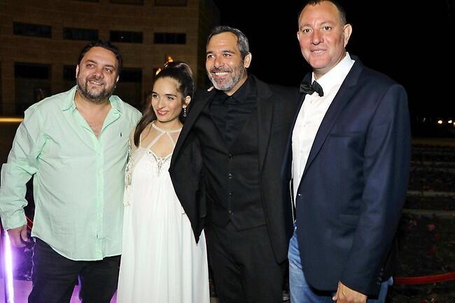 חוגג את הזכיה בפרס השחקן הטוב ביותר. מוריס כהן ורותם זיסמן כהן עם החברים חיים זנאתי ואלון דהן (צילום: אמיר מאירי) חוגג את הזכיה בפרס השחקן הטוב ביותר. מוריס כהן ורותם זיסמן כהן עם החברים חיים זנאתי ואלון דהן