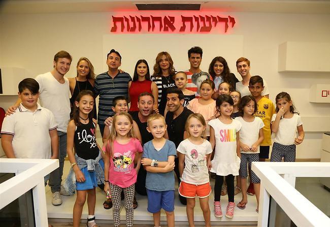 באים להדפיס את העיתון של מחר? כוכבי מותק של פסטיבל עם ילדי עמותת גדולים מהחיים (צילום: שאול גולן) באים להדפיס את העיתון של מחר? כוכבי מותק של פסטיבל עם ילדי עמותת גדולים מהחיים