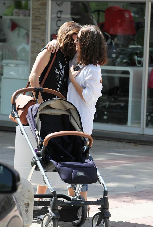 יואו בובי אני מרגישה אותה בועטת. אניה בוקשטיין ואלונה טל (צילום: מוטי לבטון) יואו בובי אני מרגישה אותה בועטת. אניה בוקשטיין ואלונה טל