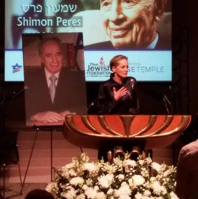"היה חבר שלי, אמשיך את עבודתו". שרון סטון על הבמה "היה חבר שלי, אמשיך את עבודתו". שרון סטון על הבמה