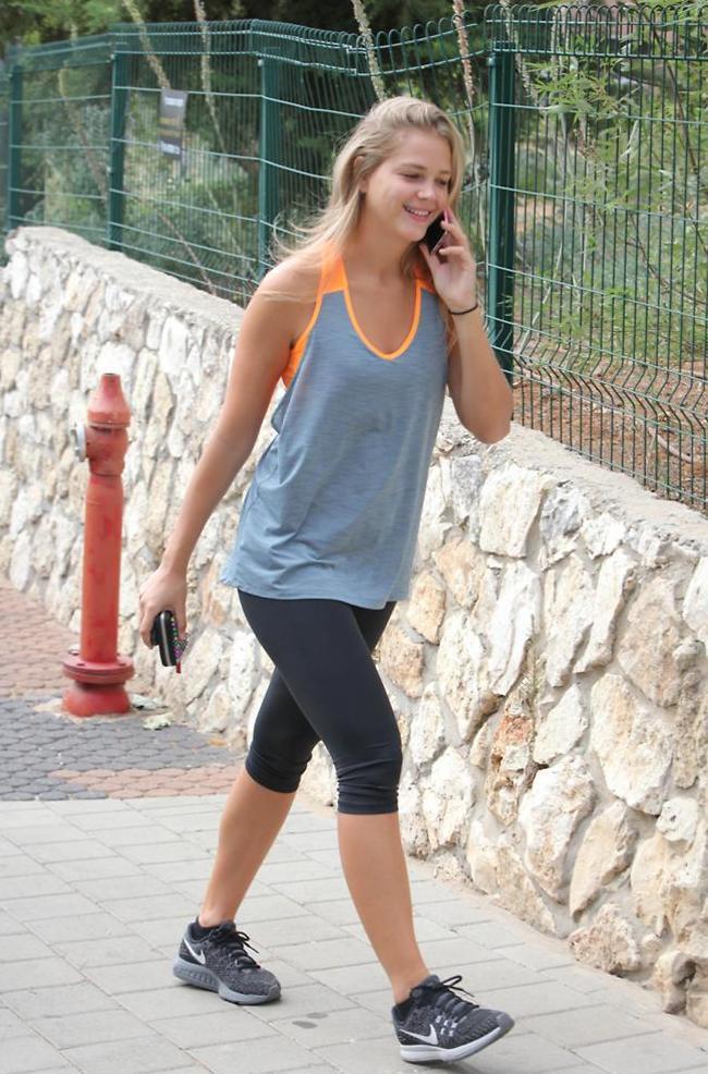 אה ניתקת כבר? טוב אני אעשה בכאילו (צילום: מוטי לבטון) אה ניתקת כבר? טוב אני אעשה בכאילו
