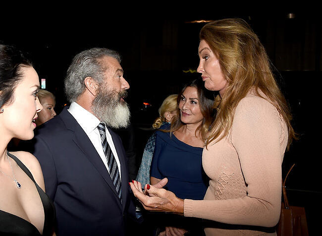 "גם אני לא יודעת מה אני עושה פה". קייטלין ג'נר וגיבסון נפגשים (צילום: gettyimages) "גם אני לא יודעת מה אני עושה פה". קייטלין ג'נר וגיבסון נפגשים