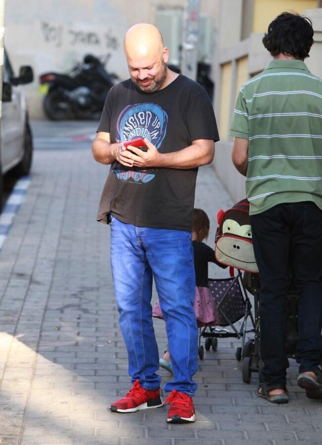 בדיוק אני עושה לייק לפוסט של ברלד (צילום: מוטי לבטון) בדיוק אני עושה לייק לפוסט של ברלד