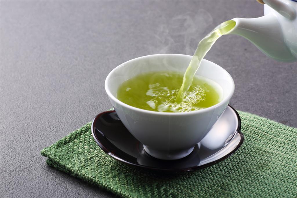 בתוך 30־60 דקות לאחר שתייה של תה ירוק, חלה עלייה בכמות נוגדי החמצון בפלסמה