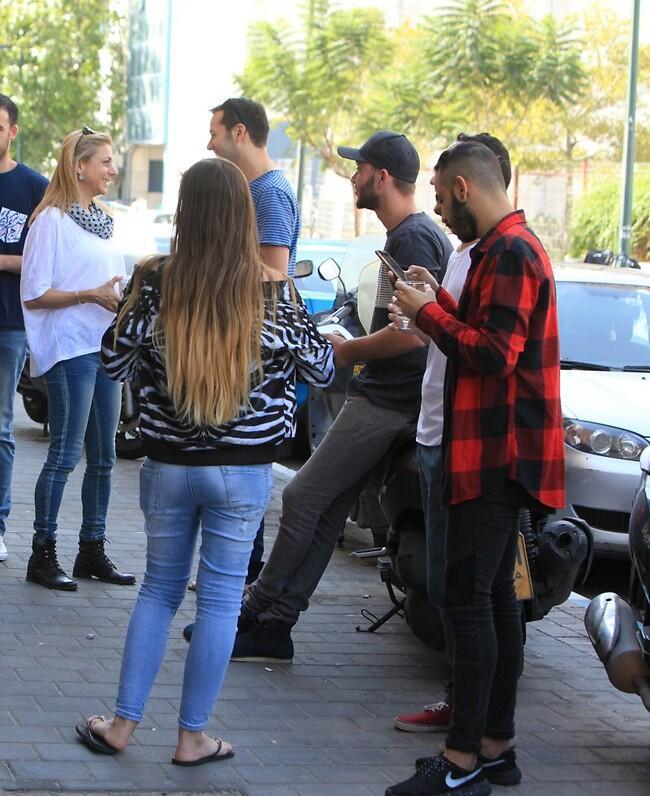 נתראה בחנוכה. זהבי והקאסט של "היפה והחיה" (צילום: מוטי לבטון) נתראה בחנוכה. זהבי והקאסט של "היפה והחיה"