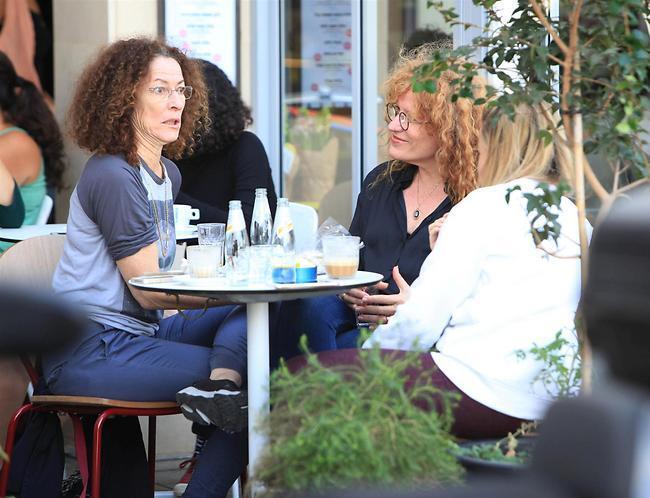די! מה? עכשיו יש עלינו מצלמה? (צילום: מוטי לבטון) די! מה? עכשיו יש עלינו מצלמה?