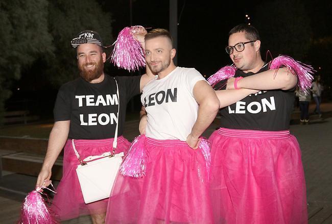 כולנו בטים ליאון. ליאון שניידרובסקי והמעודדים